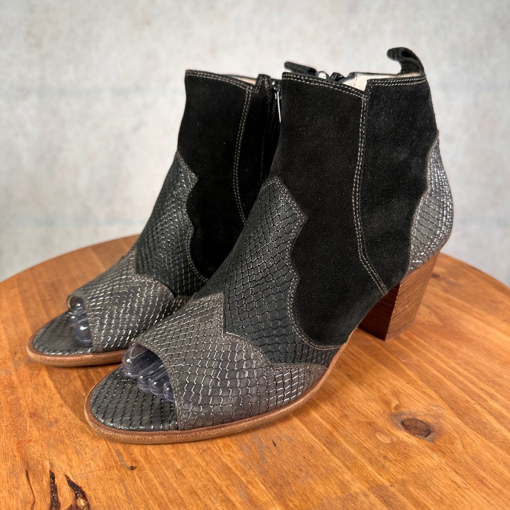 Amalfi by Rangoni Peep Toe Bootie Womens 8 Black Grey Good Snakeskin Suede Italy